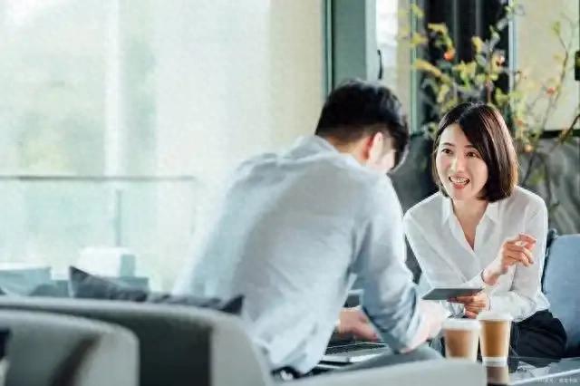 和周围人搞好关系的秘诀是：跟任何人都不要说太多话