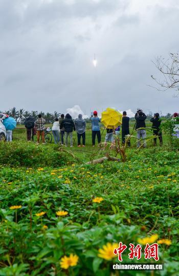 游客雨中“追箭”：长征系列运载火箭的第605次飞行