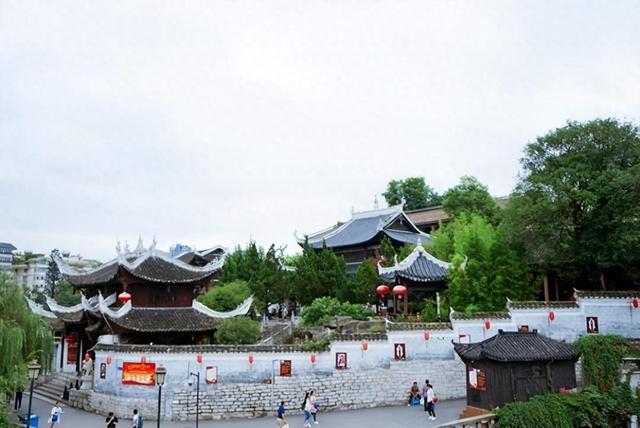 西南这个省会，夏天23℃避暑，城央藏野生猴山，游客来了不想走？