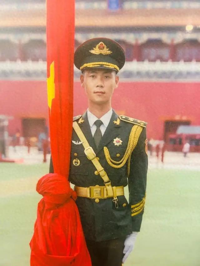 天安门最帅升旗手张自轩转业后，现状十分罕见，如今他后悔了吗？