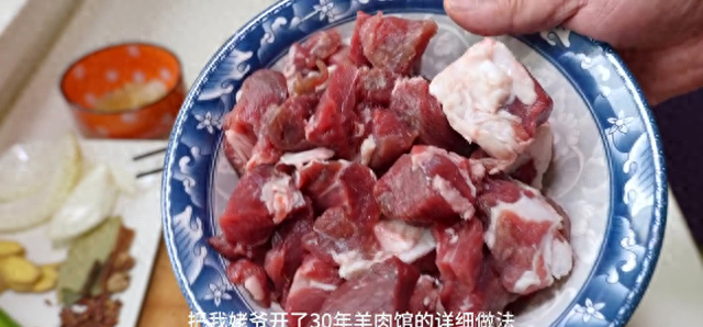 炖羊肉切记不要放一堆调料，牢记这一招，羊肉鲜嫩入味不膻...
