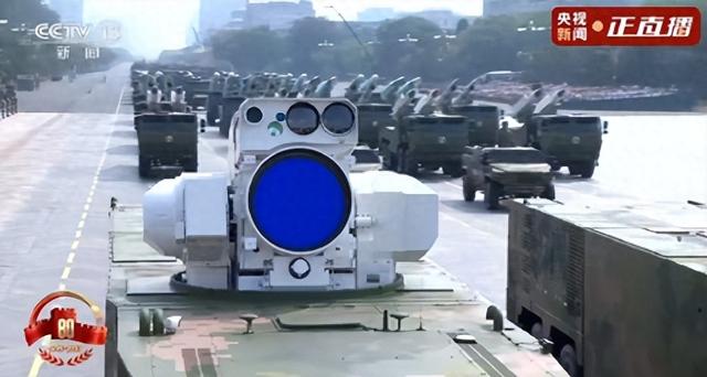 13位奥运冠军现场观看阅兵，汪顺戴着奖牌，马龙的“合照”太特殊