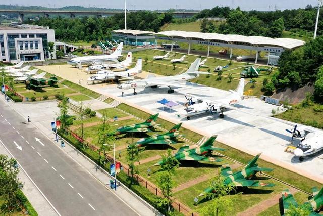 快来航空馆当“小机长”！模拟机舱体验、空中急救、学踢正步…