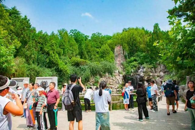 萤火虫水洞·地下大峡谷：景区“告白信”刷屏，亲情服务热度不减