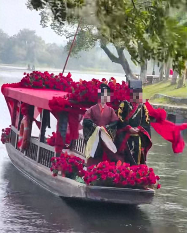 广西桂林灵渠景区花船巡游，扮“秦始皇”演员落水 景区回应：已获救，人没事