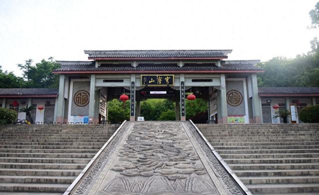 苏州第一名山，素有“吴中之巅”之称，景色优美，是个天然氧吧