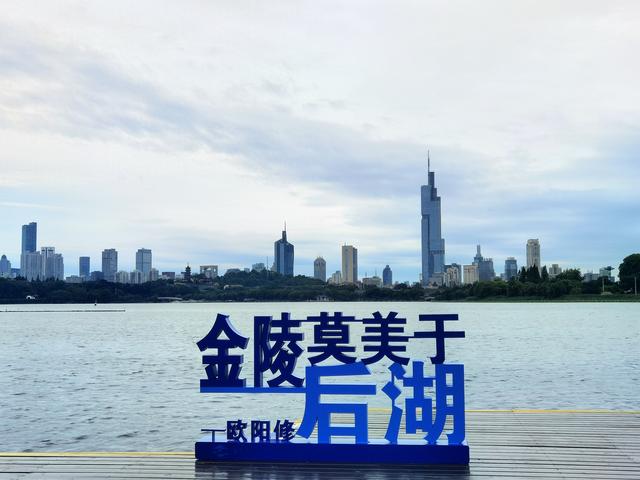 安享一刻：湖边宴坐