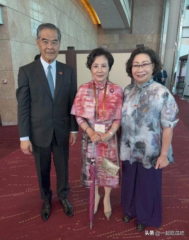 78岁汪明荃在香港出席国庆升旗仪式和庆祝酒会，穿衣打扮雍容华贵