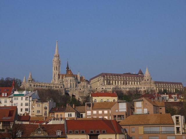 多瑙河畔，在布达静听城市的岁月回声