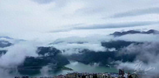 雨后巫峡现云海奇观