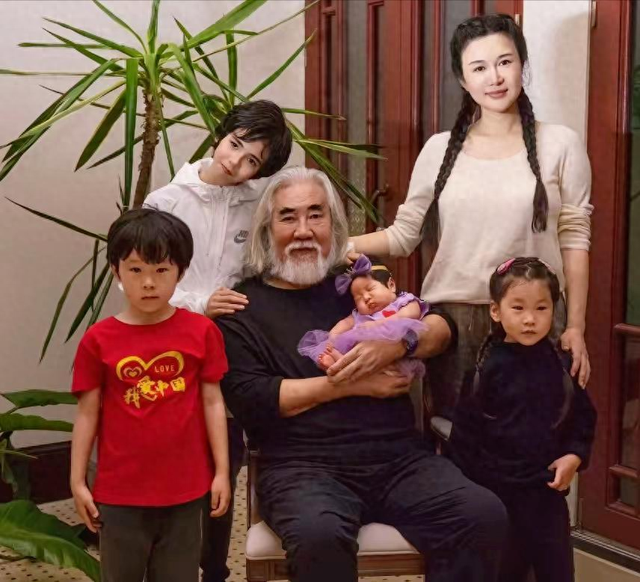 唐国强“糟心事”太多：两个儿子都残疾，难怪他73岁还不敢退休！