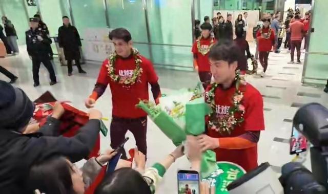 U23国足亚军回国，机场展示“让对手忌惮未来”T恤，这底气在哪？