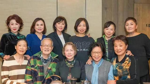 刘嘉玲回苏州与50年同学聚会 刘嘉玲保养超好 看着比别同学年轻好多