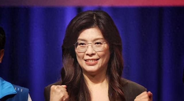 不装了？面对解放军武力夺台，郑丽文语出惊人，喊出“武力保台”