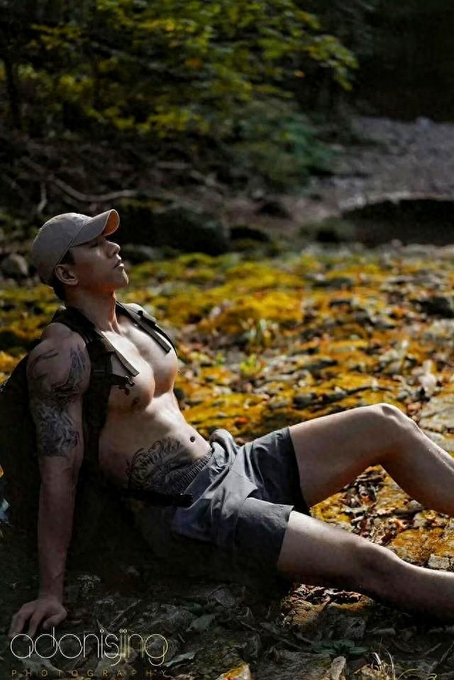 身高187的健身肌肉男网红，野外写真秀身材颜值	，简直绝绝子