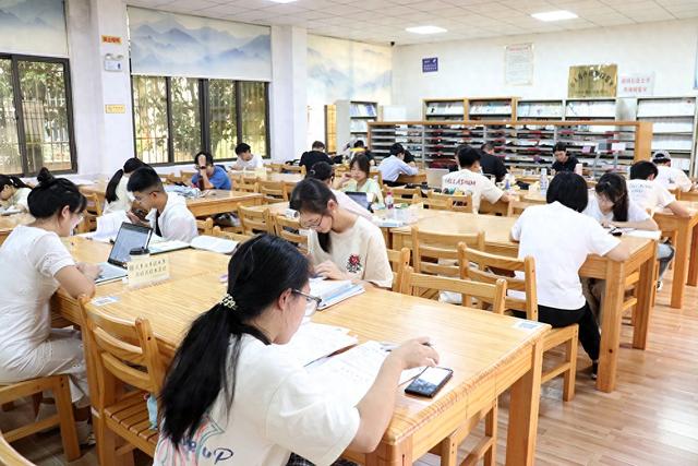 兴义：暑期文化场所人气爆棚 市民享"书香"与"光影"时光