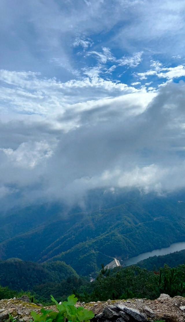 武汉清凉寨迎避暑热潮：游客数量平稳，气温比市区低8℃，晚上定期举办篝火晚会