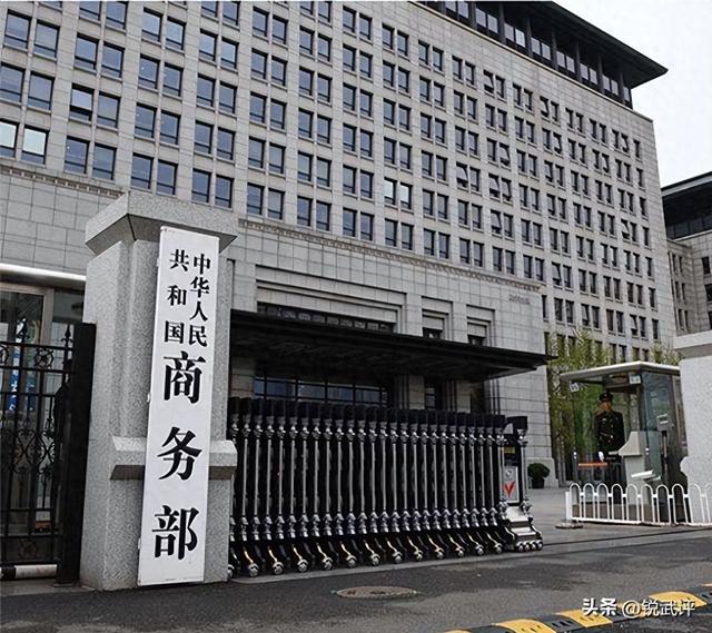 中方反制见效，美国芯片巨头倒下，特朗普认怂称关税讹诈不可取