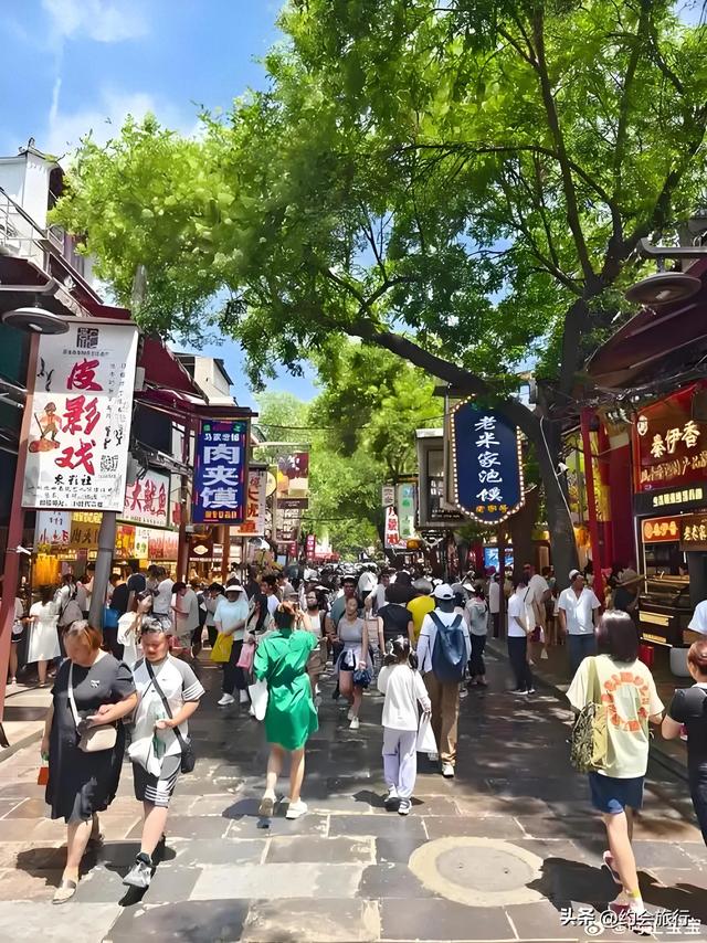 想不通！去西安旅游逛回民街：为什么越坑的店，越有人排队？