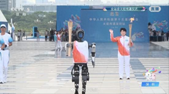 可可爱爱！机器狗传递全运会吉祥物