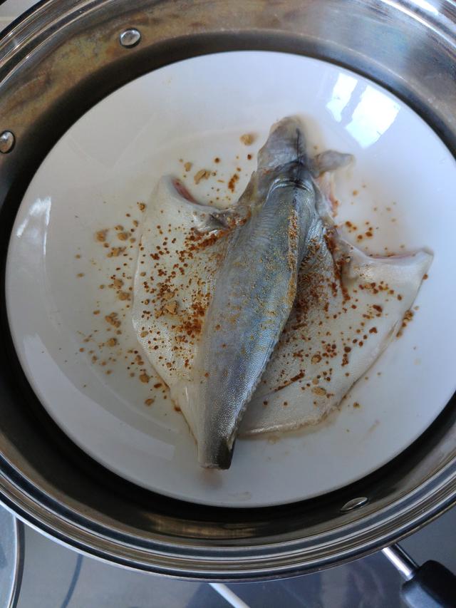 速冻的海鲳鱼如何清理内脏（冷冻鱼如何解冻解剖清洗）