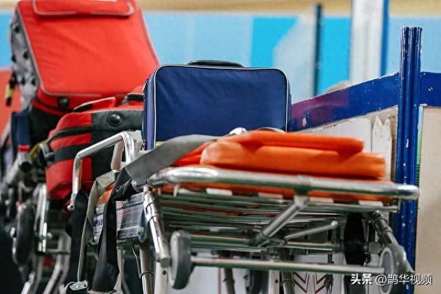 120救护车患者高架坠桥身亡，生前要求下车小便...法院判了！