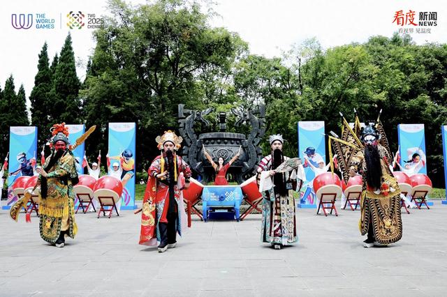三国文化薪火相传 成都世运会火炬穿越武侯祠