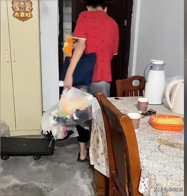 离异妈妈独自养儿子14年，孩子却转身投奔父亲，哭诉：猫都能养熟