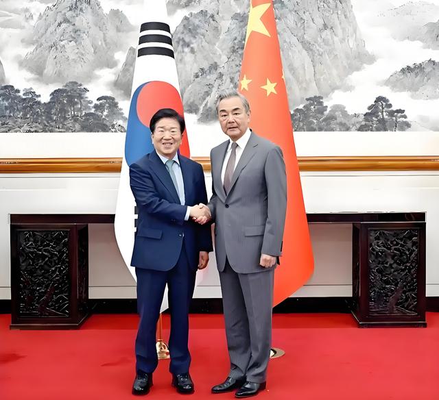 特朗普再急也没用：李在明的密信已经送到北京，金正恩真沉得住气