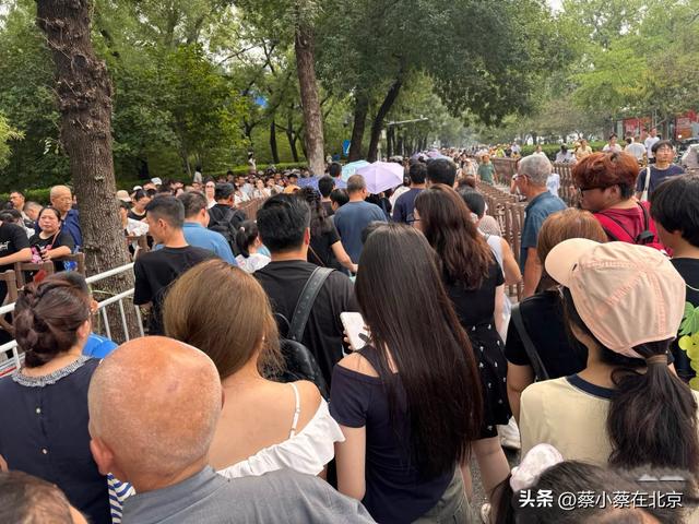 2025年7月27日，北京毛主席纪念堂发生的真实场景，排队长人超多