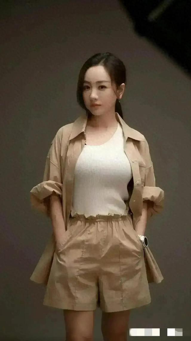 杨蓉这胸是真的吗？跟两个足球一样了，真的非常好看了