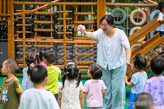 公办幼儿园突然免学费！民办园老板连夜算账，家长却愁得睡不着：转园还是硬扛？