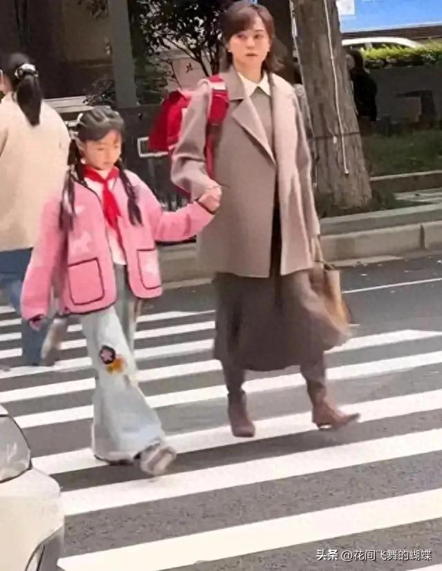 孙俪接送女儿上学	，女儿简直跟她共用一张脸，不得不说基因真强大