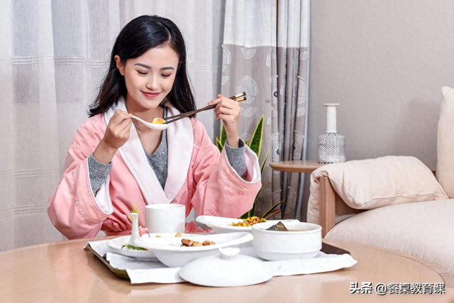 引产后多久可以洗头洗澡（坐小月子要坐多久何时轻松出门）