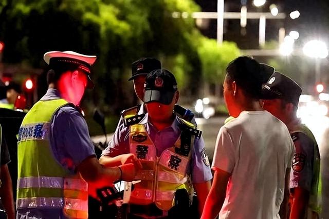 交警提醒：无证酒驾。隔夜酒驾，全部取缔！喝酒不开车