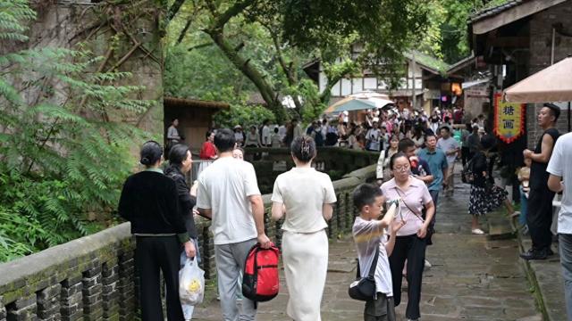 国庆第二天 北碚金刚碑古村落人气火爆 市民游客沉浸式体验乡愁