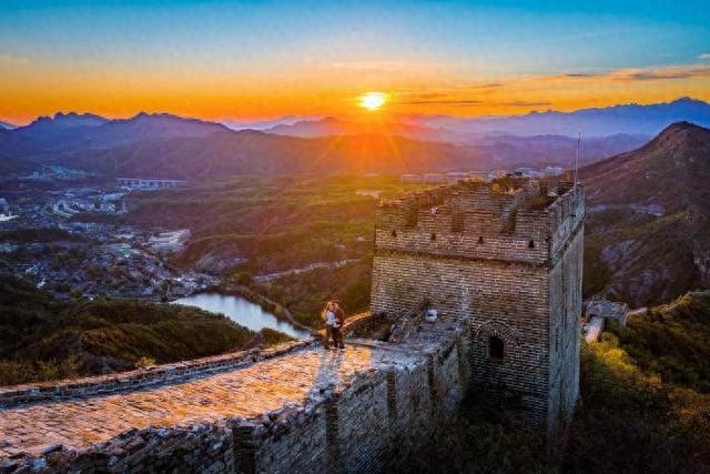 密云古北水镇推出12月免门票政策 带动更多游客走进长城脚下