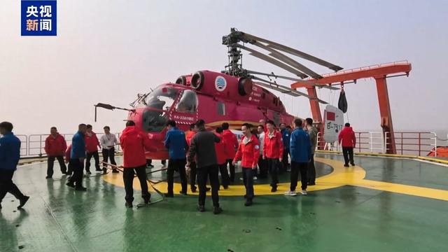“雪龙”号上首项作业：人力“推飞机”入库