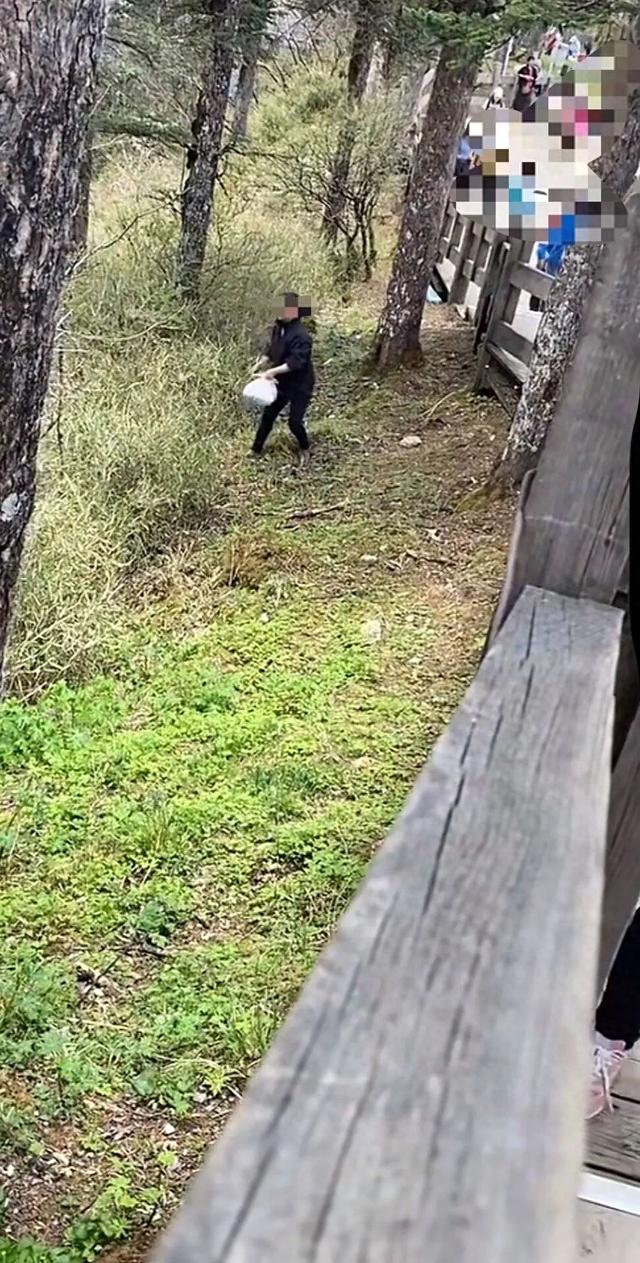 保洁员直接将袋装垃圾往山下扔？网友质疑！成都西岭雪山景区致歉