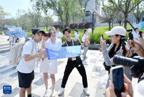 中外游客打卡石家庄 沉浸式感受城市风貌