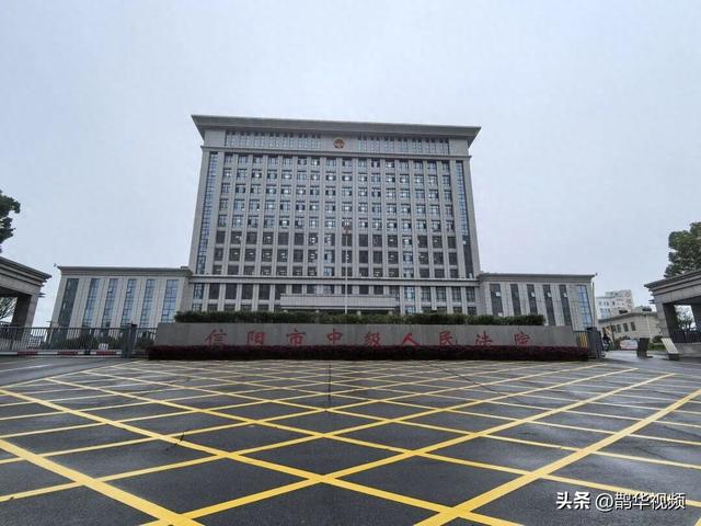 “三人被醉驾撞亡案 ”今日开庭，家属带三人照片来到庭审现场：盼了一年的日子终于到来，希望能严惩肇事者
