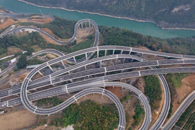 藏在武陵山的“桥梁博物馆” 渝湘复线创下多项世界纪录