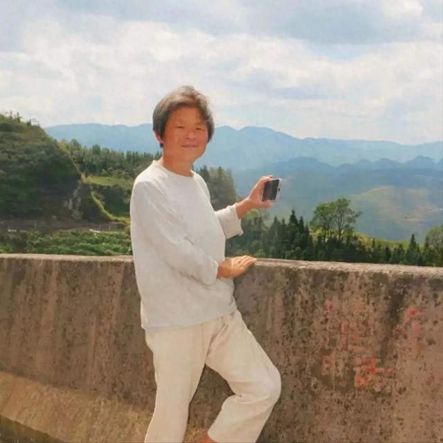 71岁上海老太卖房自驾游10年，不留给子孙一分钱，如今怎么样了？