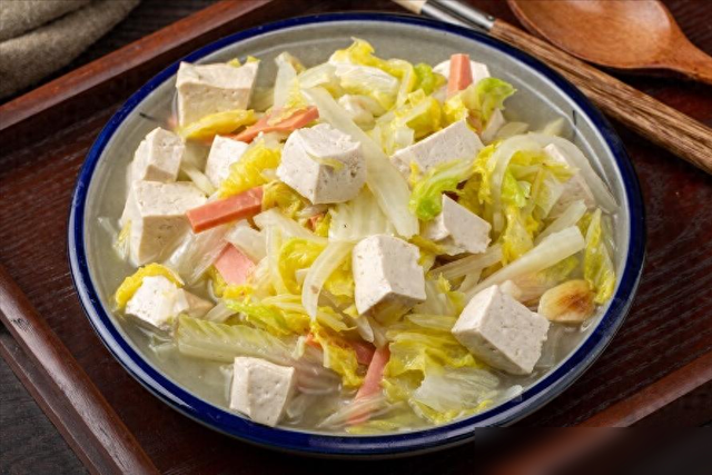 白菜炖豆腐，先炒白菜还是豆腐？大厨教你正确顺序，鲜香又入味