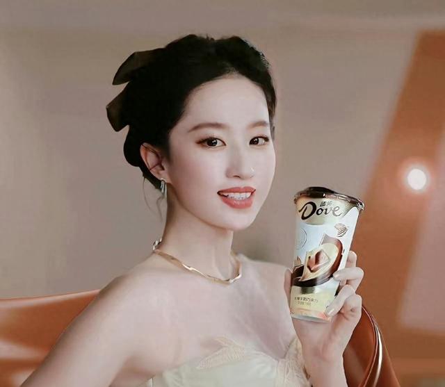 德芙选代言人太绝了，女演员皮肤好到让人嫉妒，合作效果意外