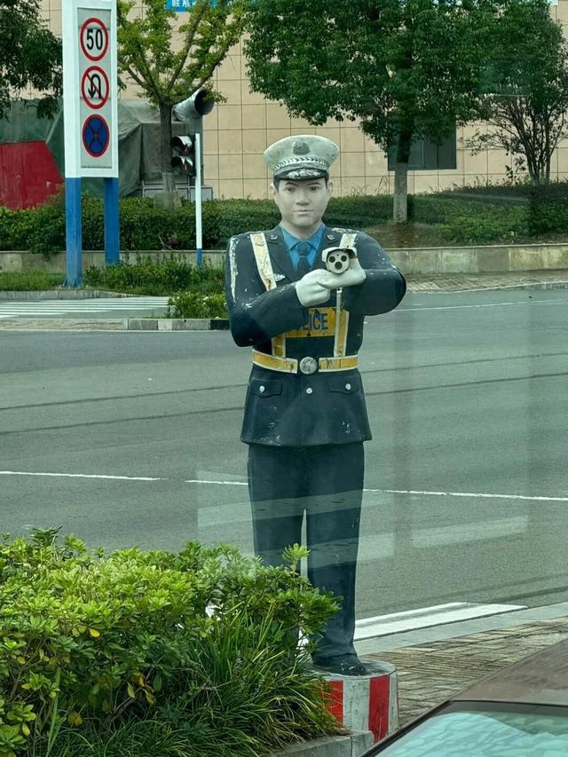 破解版警察模拟（路边交警手持摄像头官方回应实为警示模拟立牌）