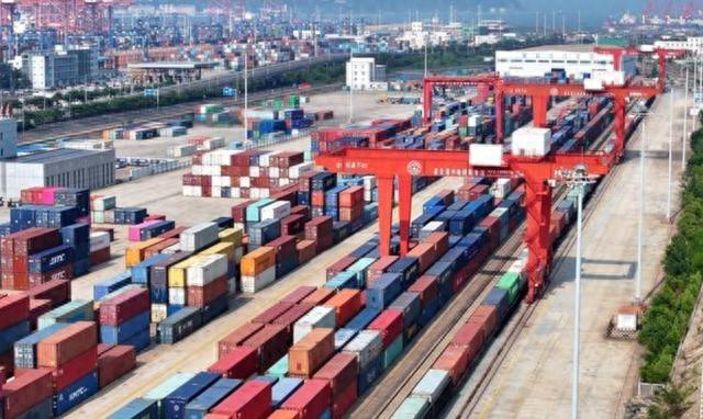 北极刚冰封，中欧班列就被掐断？波兰这波操作，时机卡得太刻意