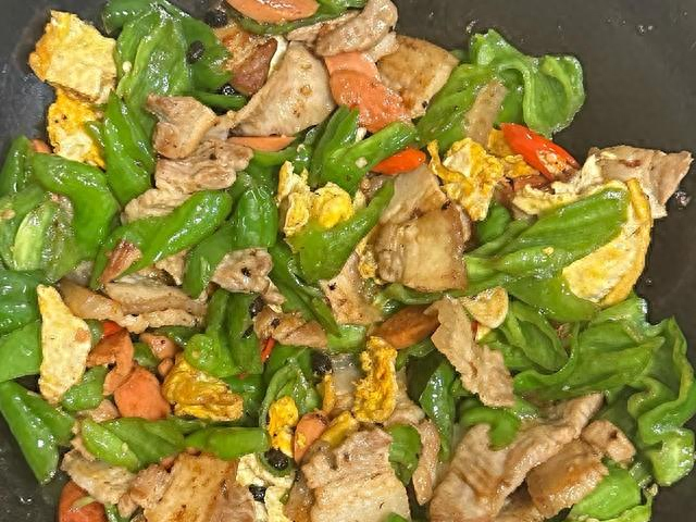 农家小炒肉｜五花肉煸出油香，辣椒嫩脆超下饭的家常硬菜