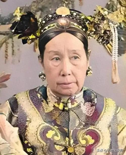 1983年慈禧墓开棺老照片：出土时全身长白毛，牙齿和指甲保存完整