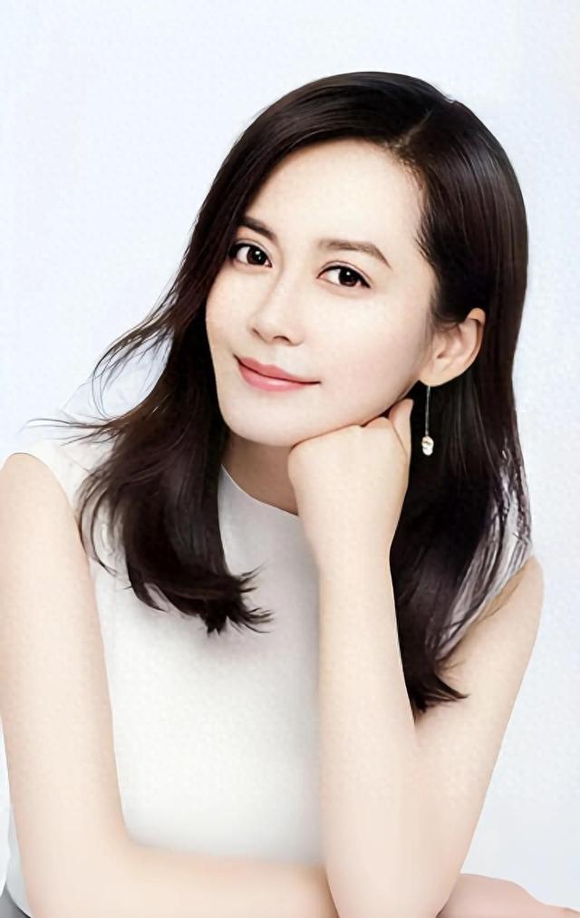 至今未婚未育，身边却有男人陪了近 20 年！54 岁的她才是人间清醒